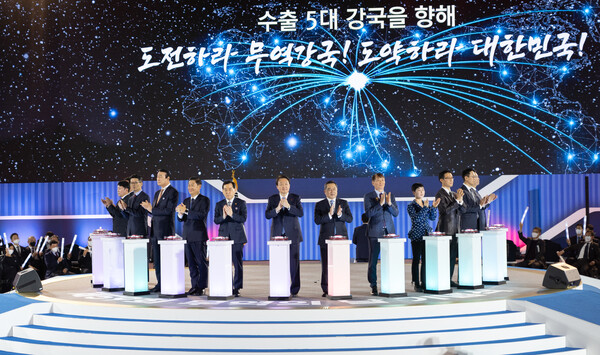 이날 주요 참석자들이 우리나라의 신·구 5대 수출산업을 통해 세계로 뻗어나가는 대한민국을 표현한 ‘세계 수출5강을 위한 도약 세리머니’에 참여하고 있다. /사진=무협