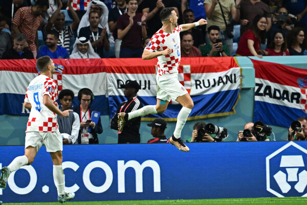 이반 페리시치(오른쪽)가 카타르 월드컵 16강전 일본과 경기에서 0-1로 뒤진 후반 10분 헤딩 동점골을 넣은 뒤 기뻐하고 있다. /연합뉴스