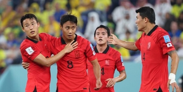 백승호(왼쪽 두 번째)가 만회골을 넣은 뒤 동료 선수들에게 축하를 받고 있다. /연합뉴스
