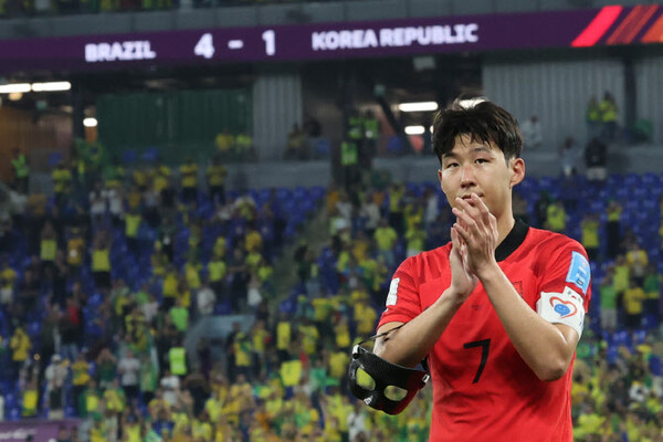 손흥민이 6일 브라질과 경기가 끝난 뒤 관중에게 인사하고 있다. /연합뉴스