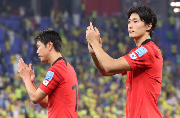 카타르 월드컵 16강에서 브라질에 1-4 패한 이후 조규성(오른쪽)과 김영권이 팬들에게 박수를 보내고 있다. /연합뉴스