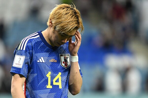 일본이 16강 크로아티아전에서 승부차기 끝에 패해 월드컵 탈락이 확정되자 이토 준야가 고개를 숙이고 있다. /연합뉴스