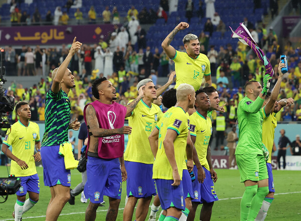 6일 오전(한국시간) 카타르 도하 974 스타디움에서 열린 2022 카타르 월드컵 16강전 한국과 브라질 경기.    4-1 승리를 거둬 8강 진출에 성공한 브라질 선수들이 기뻐하고 있다. /연합뉴스