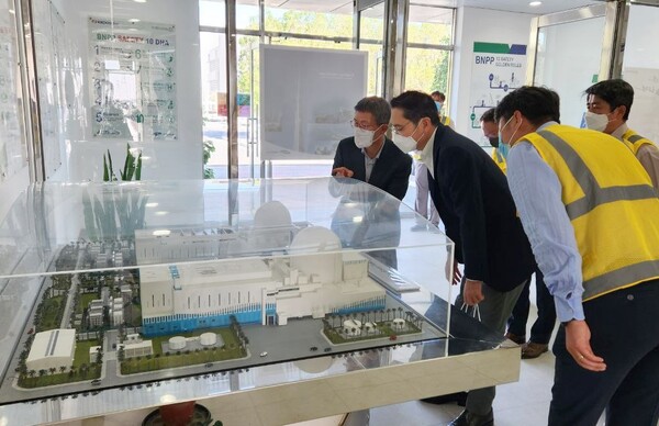 이재용 회장이 삼성물산 참여하는 UAE 바라카 원전 프로젝트 건설 현장에서 모형도를 보며 설명을 듣고있다. /사진=삼성전자
