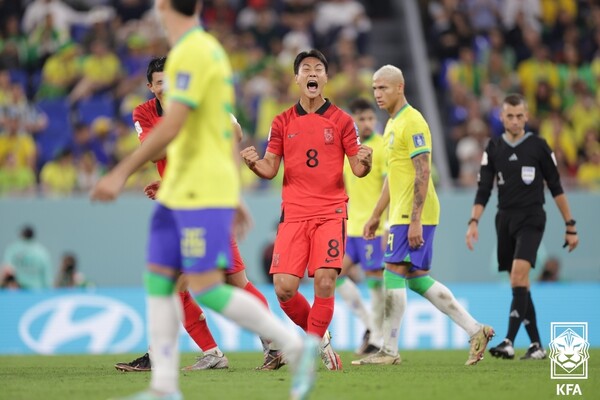 백승호(가운데)가 브라질과 카타르 월드컵 16강전에서 호쾌한 중거리골을 터뜨린 뒤 포효하고 있다. /KFA 제공