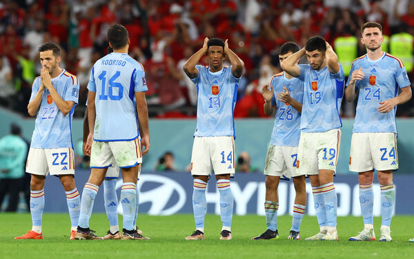 스페인 국가대표 선수들이 16강전 모로코에게 승부차기 끝에 패배하며 최종 탈락이 확정되자 충격에 빠졌다. /연합뉴스
