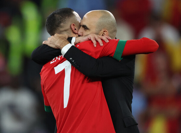 하킴 지예시(왼쪽)이 스페인과의 16강전 이후 레그라귀 감독과 포옹하고 있다. /연합뉴스