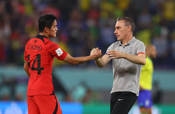 파울루 벤투(오른쪽) 감독이 한국 축구 국가대표팀의 지휘봉을 내려 놓으면서 '벤투호'라는 명칭도 역사 속으로 사라지게 됐다. /연합뉴스