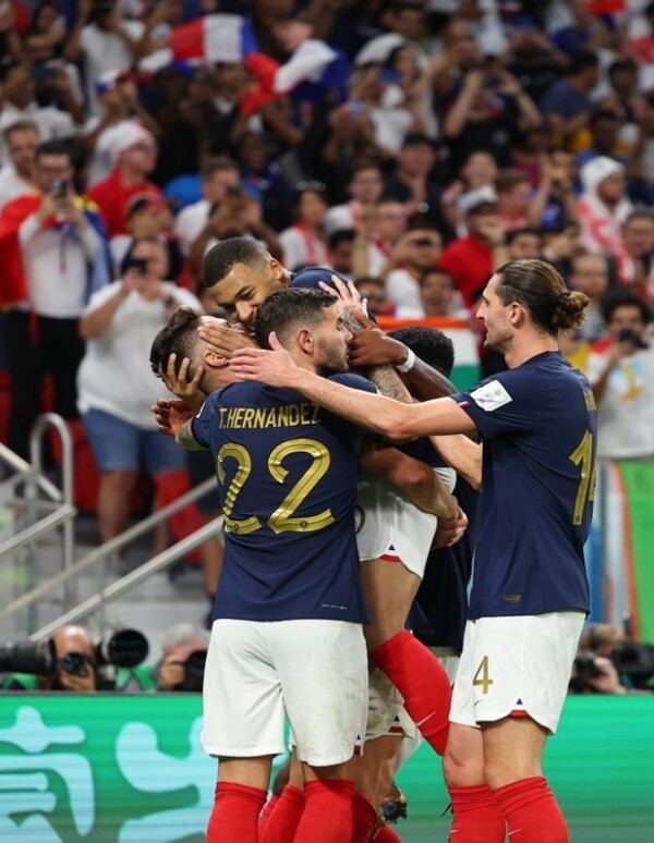 카타르 월드컵 16강전 프랑스와 폴란드의 경기. 프랑스 올리비에 지루가 선취골을 넣은 뒤 동료들과 기뻐하고 있다. /연합뉴스