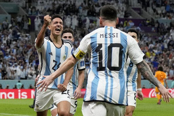 아르헨티나가 리오넬 메시의 활약에 힘입어 전반전 리드를 잡았다. /연합뉴스