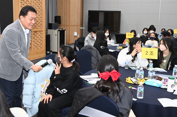 이재준 수원시장이 아동친화도시 원탁토론회에 참가한 아동과 이야기를 나누고 있다./ 수원시 제공
