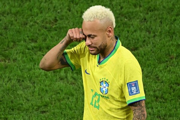브라질의 네이마르가 크로아티아와 8강전에서 승부차기 패배한 뒤 눈물을 흘리고 있다. /AFP 연합뉴스