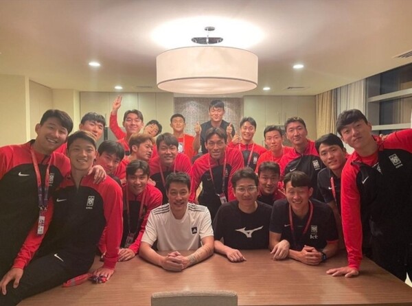 한국 축구 국가대표팀 선수들과 안덕수 트레이너가 함께 모여 찍은 사진. /안덕수 트레이너 인스타그램