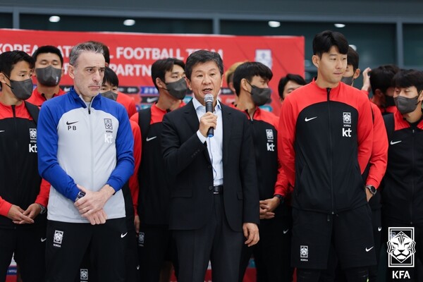 정몽규(가운데) 대한축구협회(KFA) 회장이 카타르 월드컵을 성공적으로 마치고 돌아온 선수들을 격려하고 있다. /KFA 제공