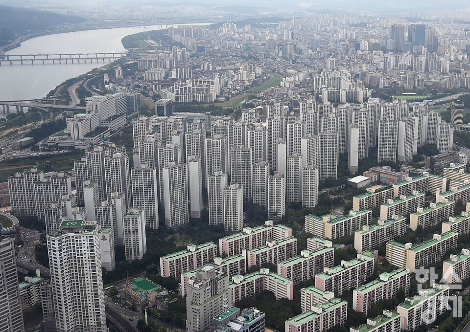 IMF가 향후 4개 분기(1년) 한국 주택가격이 지난 2019년 말보다 10%포인트 하락할 것이라고 전망했다. 하지만 전문가들은 지켜봐야 한다는 자세다. 사진은 서울 송파구 잠실 아파트 단지들. (사진=한스경제 DB)