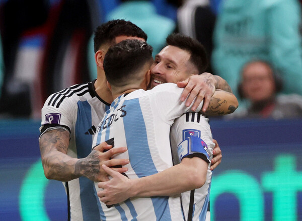 아르헨티나는 승부차기 혈전 끝에 프랑스를 4-2로 꺾었다. /연합뉴스