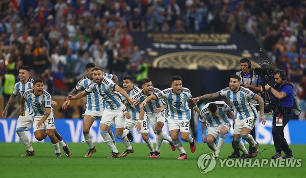 아르헨티나 선수들이 2022 카타르 월드컵 우승을 확정한 순간 환호하고 있다. /로이터 연합뉴스