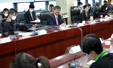 이기일 보건복지부 제1차관이 지난 16일 국민건강보험공단 영등포남부지사에서 2022년 제6차 장기요양위원회를 개최하고 있다./제공=보건복지부