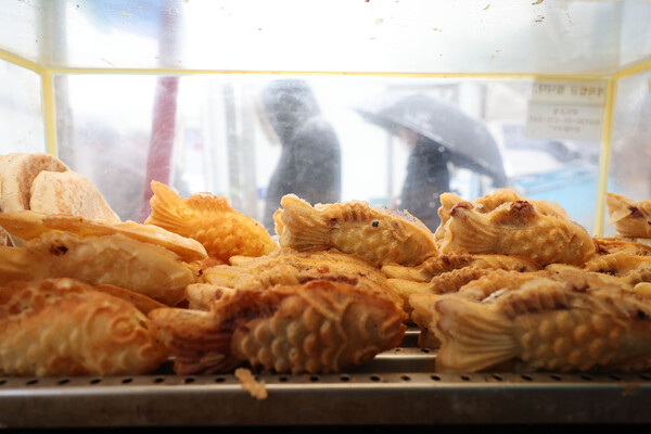 지난 15일 오후 서울 남대문시장 인근 도로에서 한 상인이 붕어빵을 팔고 있다./연합뉴스