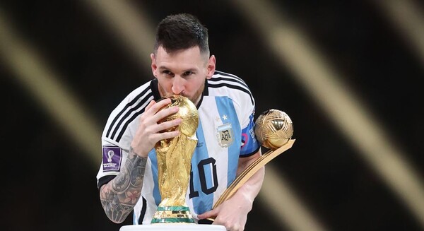 리오넬 메시(35·아르헨티나)가 월드컵 트로피를 품에 안았다. /CNN 제공