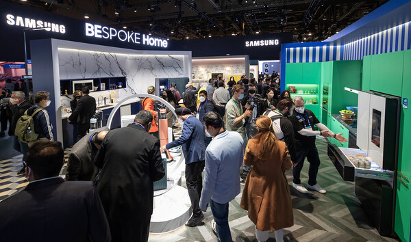 지난해 1월 5일(현지시간) 개막한 CES 2022 전시장을 찾은 관람객들이 삼성전자 전시관 비스포크 홈 전시존을 찾아 다양한 가전 제품을 체험하고 있다. /사진=삼성전자
