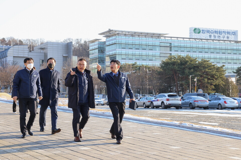 황주호 한국수력원자력 사장이 올해 마지막 현장경영 일정으로 19일 대전에 있는 한수원 중앙연구원을 방문했다. / 한국수력원자력 제공 