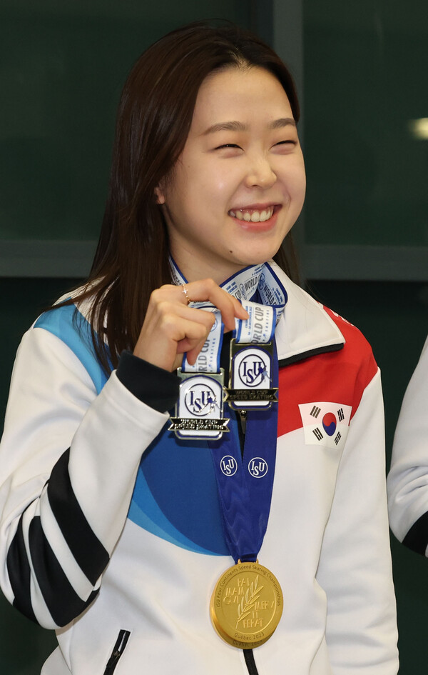 스피스스케이팅 김민선이 20일 오후 인천국제공항 1터미널을 통해 귀국해 메달을 들어보이고 있다. /연합뉴스