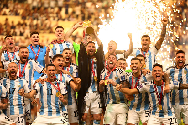 아르헨티나가 국가대표팀이 2022 카타르 월드컵 우승 트로피를 들어올렸다. / 연합뉴스
