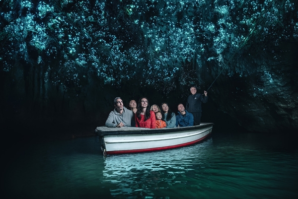 와이토모 반딧불 동굴 보트 투어 ⓒShaun Jeffers / 뉴질랜드 관광청