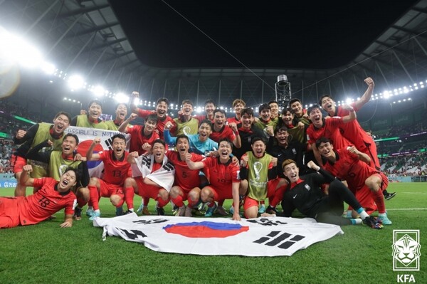 한국 축구 대표팀 선수들이 카타르 월드컵 16강 진출 후 기뻐하고 있다. /KFA 제공