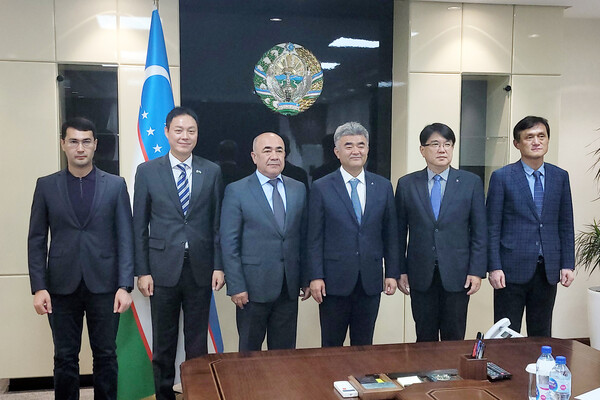 정원주 중흥그룹 부회장(왼쪽 네 번째)이 지난 10월 우즈베키스탄을 찾아 미르자예프 조이르 토이로비치 타슈켄트 주지사(왼쪽 세 번째)와 인프라 개발사업을 협의했다. (사진=대우건설)