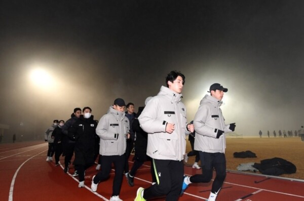 지난해 12월 충북 진천선수촌에서 새벽 훈련하는 국가대표 선수들의 모습. /대한체육회 제공