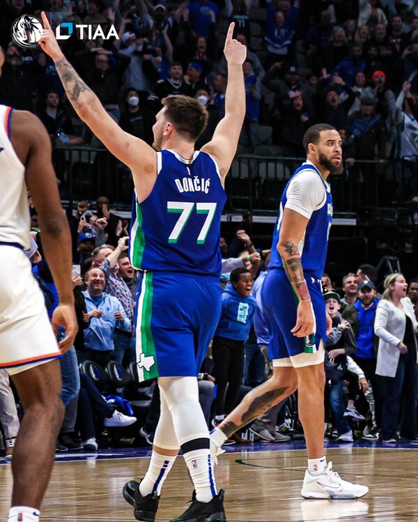 루카 돈치치(가운데)가 기뻐하고 있다. /댈러스 매버릭스 페이스북