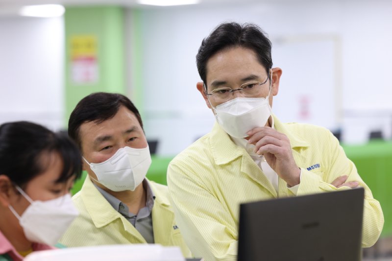 이재용 삼성전자 회장(오른쪽)이 2022년 12월 22일(현지시간) 베트남 하노이 인근 삼성전자 법인(SEV)을 방문해 스마트폰 생산 공장을 점검하고 있다. /사진=삼성전자