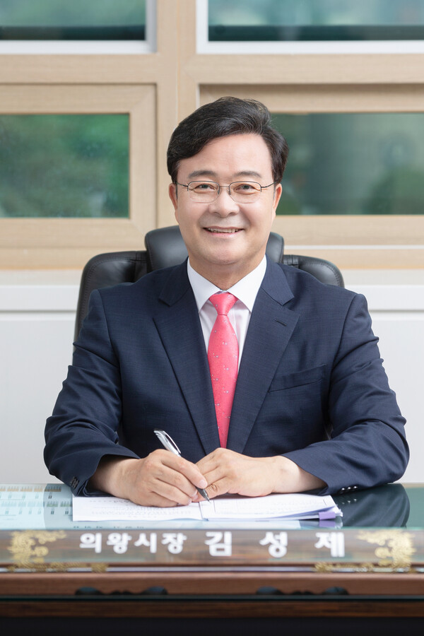 김성제 의왕시장은 2023년 ‘달리는 말은 말굽을 멈추지 않는다’는 마부정제(馬不停蹄)를 신년 화두로 삼아, 그동안의 성과에 안주하지 않고 시민이 깊이 체감하는 성과를 내겠다는 포부를 밝혔다./ 의왕시 제공