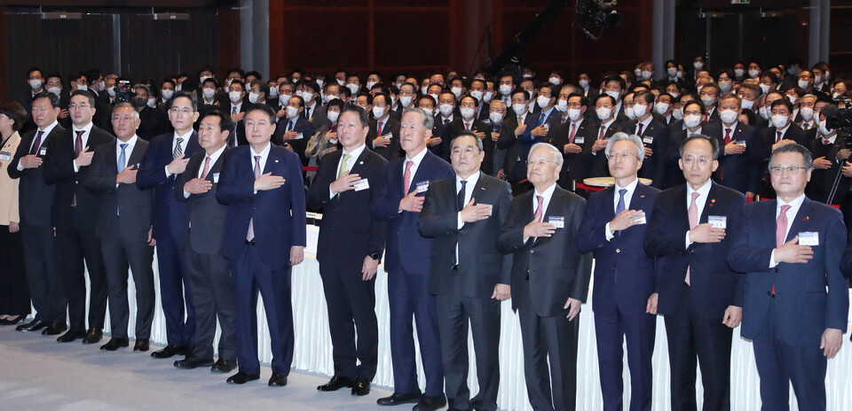 윤석열 대통령(왼쪽 일곱번째)과 최태원 대한상의 회장(왼쪽 여덟번째)이 참석자들과 국민의례를 하고 있다. /사진=대한상의