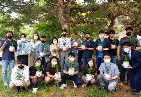 한국마사회 임직원 봉사단 한국마사회엔젤스가 반려나무 나눔 사업에 참여하고 있다. /한국마사회 제공