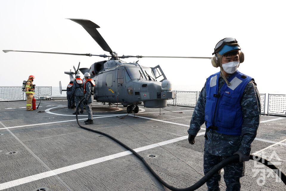 동·서·남해 전 해역에서 새해 첫 전대 해상기동훈련을 실시한 4일 해군 2함대 구축함인 을지문덕함에서 와일드캣 헬기에 급유를 하고 있다. /사진공동취재단
