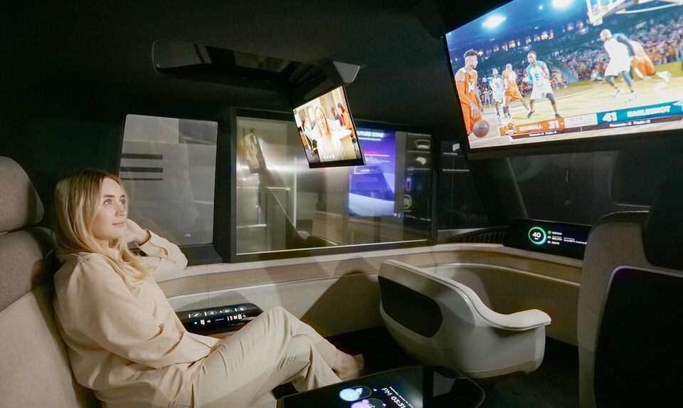 5일(현지시간) 미국 라스베이거스에서 열린 CES 2023에서 LG디스플레이 모델이 차량용 18인치 슬라이더블 OLED로 영상을 감상하고 있다. /사진=LG디스플레이
