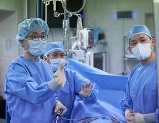 경희의료원 후마니타스암병원 대장항문외과 박선진 교수(왼쪽)가 수술에 대해 설명하는 모습/제공=경희의료원
