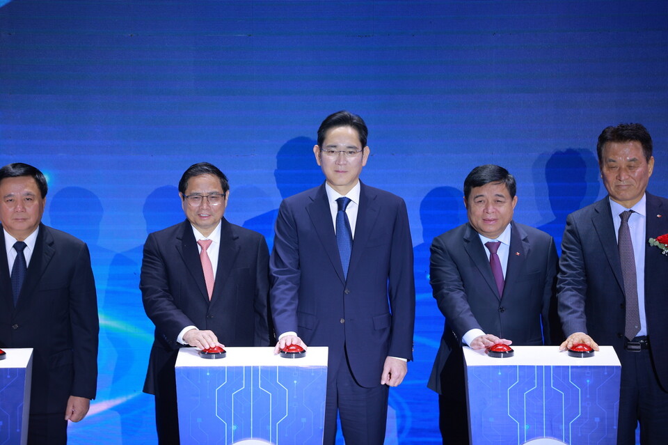 2022년 12월 23일 베트남 하노이시 THT 지구에 위치한 베트남 삼성 R&D센터 준공식에 참석한 이재용 삼성전자 회장(사진 가운데)의 모습. /사진=삼성전자
