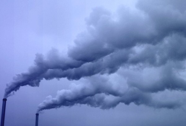 지구 온난화의 주범인 온실가스가 공장 굴뚝을 통해 배출되고 있다. / freeimages