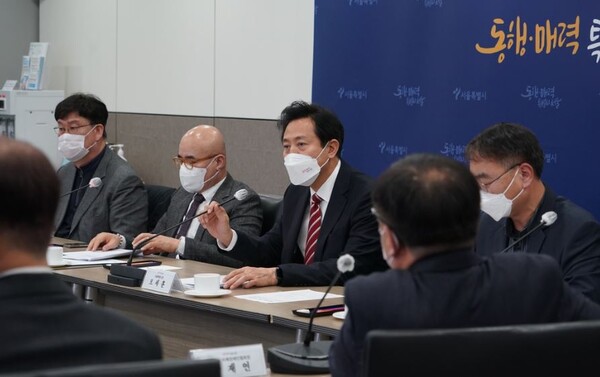 오세훈(왼쪽에서 세 번째) 서울시장이 지난 9일 장애인 단체장 9명이 참석한 가운데 열린 장애인 정책 간담회에서 발언하고 있다. / 서울시 제공