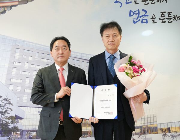 10일 장재혁 기획이사(오른쪽)가 김태현 국민연금공단 이사장으로부터 임명장을 수여 받고, 기념촬영을 하고 있다. /국민연금공단 제공