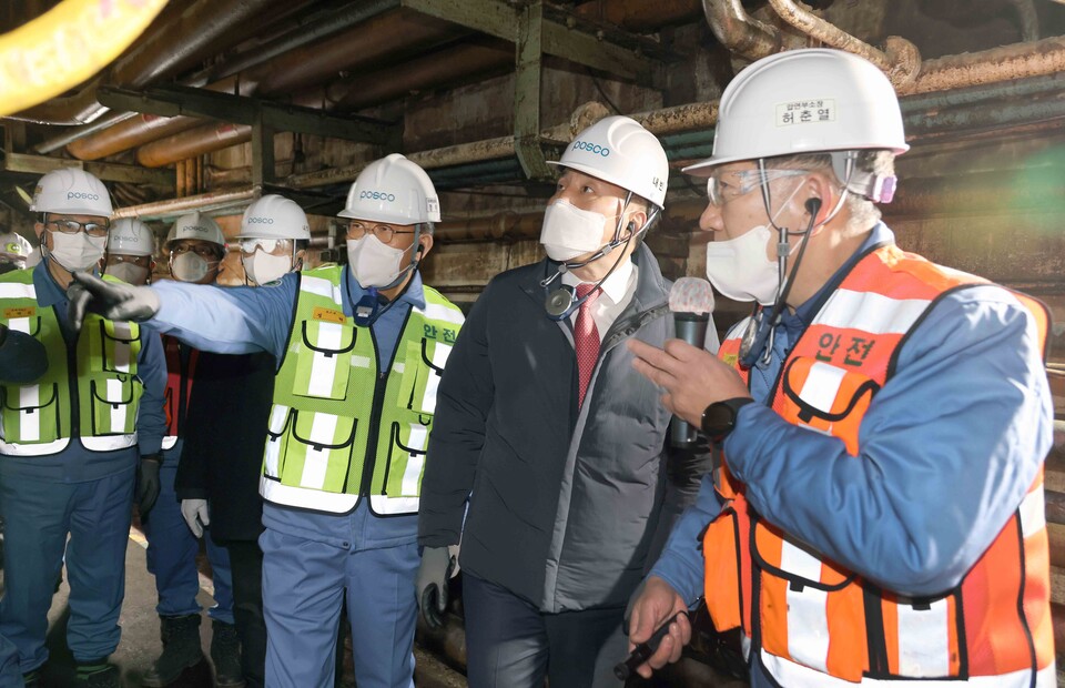 장영진 산업통상자원부 1차관이 지난달 9일 포스코 포항제철소를 방문한 모습. / 산업통상자원부 제공