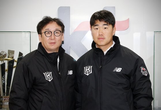 내야수 신본기(오른쪽)가 원 소속팀 KT 위즈와 FA 계약을 체결했다. /KT 위즈 제공