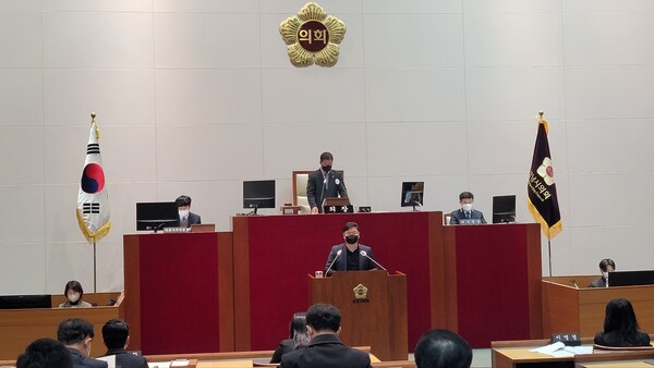 김종환 의원이 심사과정에서 삭감된 지역경제과 유기동물 공공진료소 관련 예산 5억7453만6000원에 대해 수정제안했다./ 김두일 기자