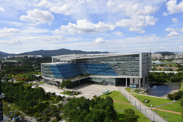 신상진 성남시장이 12일 오후 성남시의회 의장단(박광순 의장, 박은미 부의장)과 국민의힘 대표단(정용한 대표 등)을 만나 준예산 사태 해결을 위한 시의회 설득에 나선 것으로 알려졌다./ 성남시 제공