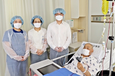 왼쪽부터) 은평성모병원 혈액병원 김윤희 전담간호사, 신영지 혈액병동 매니저, 이준엽 혈액내과 교수가 200번째 조혈모세포이식 환자의 쾌유를 기원하며 기념촬영을 하고 있다./제공=은평성모병원