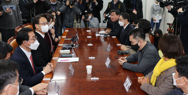 여야 의원들이 16일 오전 서울 여의도 국회 의원회관에서 열린 초당적 정치개혁 의원모임에 참석했다. /연합뉴스